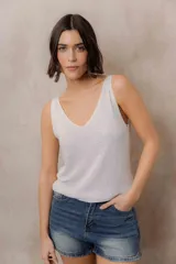 Musculosa de punto negro con efecto brillante, calce al cuerpo, escote en V y tirantes anchos.