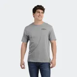 Remera de algodón color gris, con cuello redondo, mangas cortas y logo de la marca estampado en pequeño en el pecho.