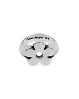 Anillo plateado de metal con forma de flor calada.