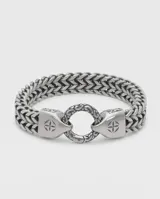 Pulsera de acero con diseño de cadena trenzada y cierre circular con detalles grabados.