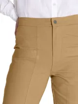 Pantalón de tiro alto y pierna recta, confeccionado en algodón orgánico. Presenta un diseño funcional con bolsillos estilo carpintero y costuras reforzadas en la parte frontal.
