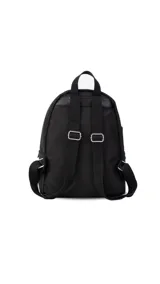 Mochila negra de tela capitoneada con bolsillo frontal amplio y asas ajustables. Incluye compartimento especial para iPad.