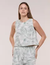 Blusa crop sin mangas de color blanco con estampado botánico de hojas verdes, cuello redondo y detalle de puntilla calada en el ruedo.