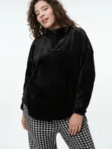 Buzo de dormir de cuello alto con cierre de botones, confeccionado en tela fleece de textura suave y acabado aterciopelado, con mangas largas y corte holgado.