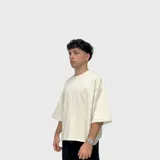 Remera negra de corte boxy fit y tejido grueso, con mangas 3/4 y diseño minimalista que incluye el número "1999" estampado en el pecho en tono sutil.