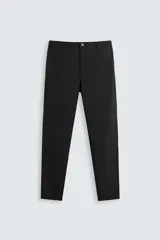 Pantalón de corte slim fit confeccionado en tejido elástico, con cintura elástica, cierre frontal con cremallera y botón, bolsillos laterales y bolsillos traseros de vivo.