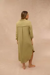 Vestido midi verde musgo estilo camisero, con cuello camisero, cierre frontal con botones y bolsillos laterales.