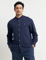 Camisa de lino color beige, de cuello mao y manga larga.