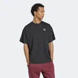 Remera negra de corte holgado, con cuello redondo acanalado y logo del trifolio bordado en blanco en el pecho.