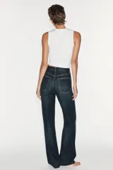 Jeans de tiro alto y estilo wide leg, con diseño de cinco bolsillos, lavado oscuro con efecto desgastado, pierna ancha larga y bajo sin costuras.