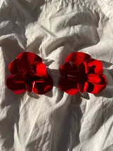 Par de aros (caravanas) grandes con forma de flor de orquídea, color rojo brillante.