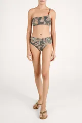 Calzón de bikini intermedio con faja fruncida en la cintura, estampado con diseño paisley en tonos gris, celeste y tostado.