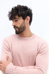 Sweater de hombre con escote redondo, manga larga y calce regular. Presenta un pequeño logo bordado en el pecho y puños acanalados.