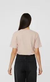 Remera de algodón con cuello redondo a la base y mangas cortas. Presenta un diseño holgado con estampado frontal en forma de estrella que incluye la frase The Rockstar.