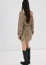 Vestido corto de viscosa con estampado de serpiente, cuello cuadrado y manga larga con puños elásticos. Presenta cintura con goma elástica y forro interior de poliéster.
