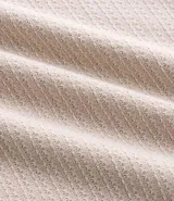 Camisa polo de corte regular, color verde oscuro, confeccionada en tejido texturizado. Presenta cuello clásico con botones frontales y mangas cortas.