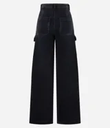 Pantalón estilo años 90 de tiro alto confeccionado en jean, con bolsillos cargo en los laterales y trabillas en la cintura.