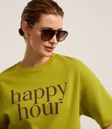 Remera verde de mangas cortas, confeccionada en malla, con cuello redondo y lettering "happy hour" estampado en el pecho.