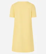 Vestido corto tipo t-shirt de la marca Marfinno, confeccionado en viscolino. Presenta escote en V, mangas cortas y bolsillos laterales aplicados. Su diseño es holgado y fluido.