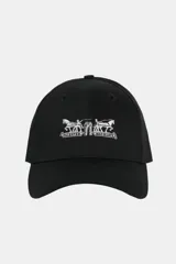 Gorra tipo baseball color negro con diseño bordado en color blanco en el panel frontal que representa el clásico logo de los dos caballos de Levi's.