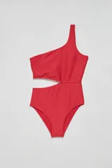 Malla entera asimétrica roja con textura acanalada y abertura en la cintura.