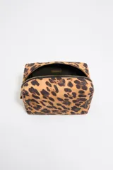 Neceser rectangular acolchado color blanco con estampado de perros galgos en tinta negra. Cierre superior con cremallera dorada y tirador de cuero.