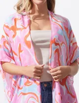 Kimono tejido con estampado abstracto en tonos naranja, rosa y blanco, con mangas amplias estilo japonés y terminación con borlas.