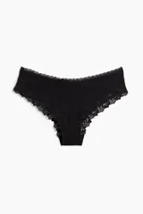 Pack de tres bombachas negras de corte hipster, confeccionadas en algodón con detalles de encaje en el borde superior y en el contorno de las piernas.