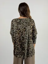 Sweater gris oscuro con estampado animal print en negro, escote en V y mangas largas.