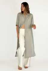 Camisa beige de corte holgado, con cuello clásico y mangas 3/4.