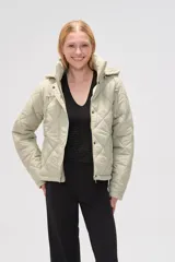 Campera acolchada de color negro con diseño de rombos, manga larga, capucha ajustable con cordones y cierre frontal con botones a presión.