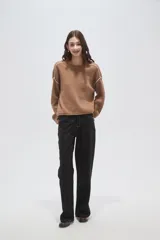 Sweater de algodón color natural, de corte holgado y cuello redondo. Presenta detalles de costuras decorativas con bordado en los hombros y puños acanalados.