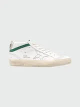 Zapatillas urbanas Golden Goose modelo Mid Star, de cuero color blanco con detalles en verde y estrella plateada. Suela con efecto envejecido.