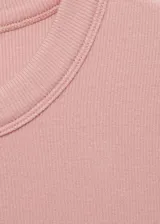 Camiseta de manga corta y cuello redondo, confeccionada en tejido de punto modal con elastano. Presenta un diseño entallado al cuerpo.