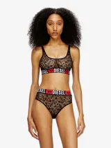 Bralette deportivo Diesel de encaje negro con escote redondo, tirantes anchos y banda elástica inferior con el logo de la marca en rojo y blanco.