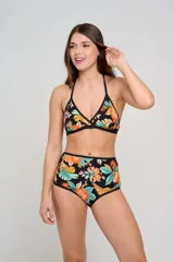 Corpiño de bikini triangular cruzado en el escote, con diseño estampado multicolor y ribetes negros.