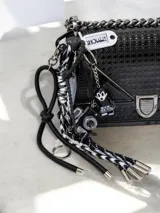 Charm para bolso con cordones negros, blancos y transparentes, dije de Mickey Mouse, mini cámara de fotos y logo de la marca.