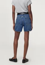Short de jean de tiro alto en color azul, con diseño clásico de cinco bolsillos y presillas para cinturón.