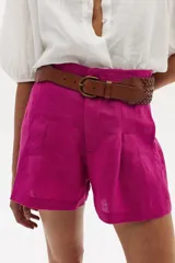 Short de lino color fucsia con cintura alta y cinturón de cuero trenzado marrón.