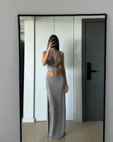 Falda larga color gris con brillo, de tela elastizada y tajo lateral.