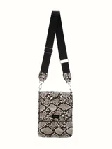 Bandolera compacta de Terrano con estampado de piel de serpiente en tonos grises y negros. Cuenta con una solapa frontal, placa metálica con logo y una correa de hombro ancha y ajustable con inscripciones.