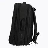 Mochila unisex de diseño minimalista y funcional, color negro, con múltiples compartimentos con cierre y logo de la marca Merrell grabado en el frente.