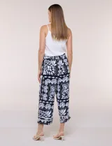 Pantalón crop ancho en color negro con estampado floral en contraste, bolsillos laterales y detalle de encaje en el ruedo.
