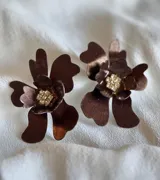 Par de aros con forma de flor roja y centro con strass.