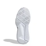 Championes deportivos Adidas Court Quick P, color blanco con detalles plateados en las icónicas tres tiras laterales. Diseño de malla transpirable con refuerzos sintéticos y suela de goma resistente, ideal para actividades deportivas y uso diario.