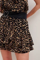 Falda corta de viscosa con estampado animal print tipo leopardo, diseño de volados en cascada y tiro alto.