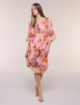Vestido corto de gasa semitraslúcida con estampado floral en tonos rosados, naranjas y marrones. Posee escote en V, mangas tres cuartos acampanadas con abertura, y un fino lazo ajustable en la cintura. Incluye forro interior a tono.