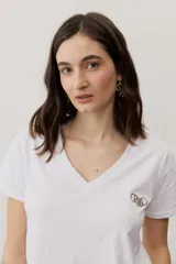 Remera de manga corta color negro, de corte clásico y escote en V, con sutil detalle bordado en el pecho.