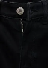 Pantalón de jean negro de tiro medio y corte flare, con diseño crop y bajo deshilachado. Cuenta con cierre de cremallera, botón frontal, trabillas para cinturón y cinco bolsillos clásicos.