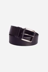 Cinto de cuero negro con hebilla metálica plateada de doble pasador.